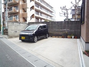  ３台停められる駐車場があります。小さいお車はなるべく正面左にお停め下さい。 